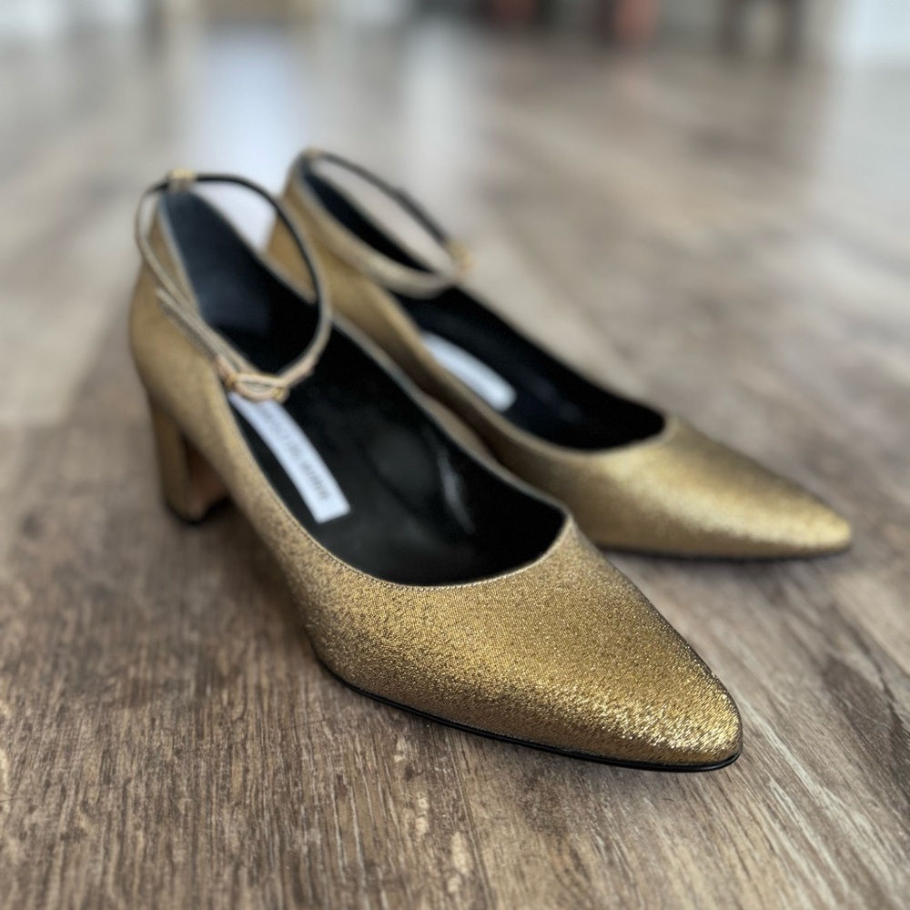 NWOT! MANOLO BLAHNIK Listony Gold Glitter Ankle Strap Pump, 30mm Heel - Size 37 - Picture 1 of 12